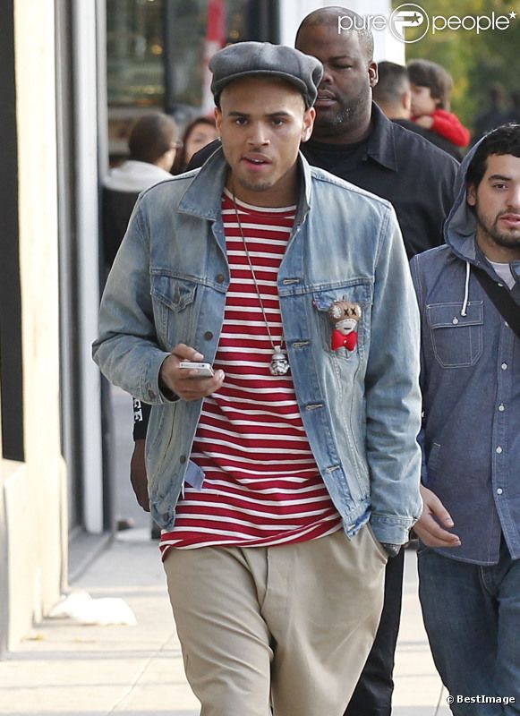 Chris Brown dans les rues de Los Angeles en décembre 2011 