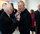 Un badge pour monsieur... Le prince Charles et Camilla Parker Bowles étaient de retour à Tottenham le 9 février 2012, dans la joie, six mois après être venus dans de plus tristes circonstances, suite aux émeutes meurtrières d'août 2011.