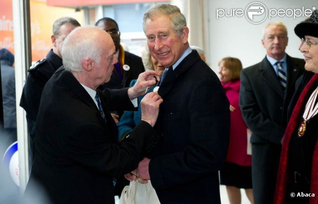 Un badge pour monsieur... Le prince Charles et Camilla Parker Bowles étaient de retour à Tottenham le 9 février 2012, dans la joie, six mois après être venus dans de plus tristes circonstances, suite aux émeutes meurtrières d'août 2011.