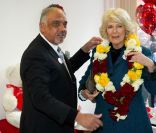 Un collier de fleurs pour madame... Le prince Charles et Camilla Parker Bowles étaient de retour à Tottenham le 9 février 2012, dans la joie, six mois après être venus dans de plus tristes circonstances, suite aux émeutes meurtrières d'août 2011.