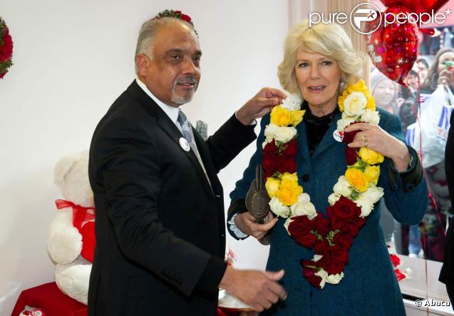 Un collier de fleurs pour madame... Le prince Charles et Camilla Parker Bowles étaient de retour à Tottenham le 9 février 2012, dans la joie, six mois après être venus dans de plus tristes circonstances, suite aux émeutes meurtrières d'août 2011.