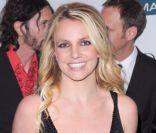 Britney Spears pose sur le tapis rouge, lors de la soirée des Pre-Grammy, le samedi 11 février 2012 à Los Angeles.