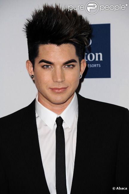 Adam Lambert pose sur le tapis rouge, lors de la soirée des Pre-Grammy, le samedi 11 février 2012 à Los Angeles.