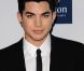 Adam Lambert pose sur le tapis rouge, lors de la soirée des Pre-Grammy, le samedi 11 février 2012 à Los Angeles.