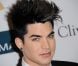 Adam Lambert pose sur le tapis rouge, lors de la soirée des Pre-Grammy, le samedi 11 février 2012 à Los Angeles.
