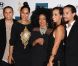 Diana Ross pose en famille sur le tapis rouge, lors de la soirée des Pre-Grammy, le samedi 11 février 2012 à Los Angeles.