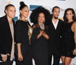 Diana Ross pose en famille sur le tapis rouge, lors de la soirée des Pre-Grammy, le samedi 11 février 2012 à Los Angeles.