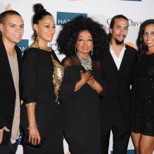 Diana Ross pose en famille sur le tapis rouge, lors de la soirée des Pre-Grammy, le samedi 11 février 2012 à Los Angeles.