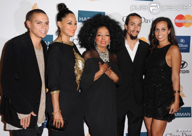 Diana Ross pose en famille sur le tapis rouge, lors de la soirée des Pre-Grammy, le samedi 11 février 2012 à Los Angeles.