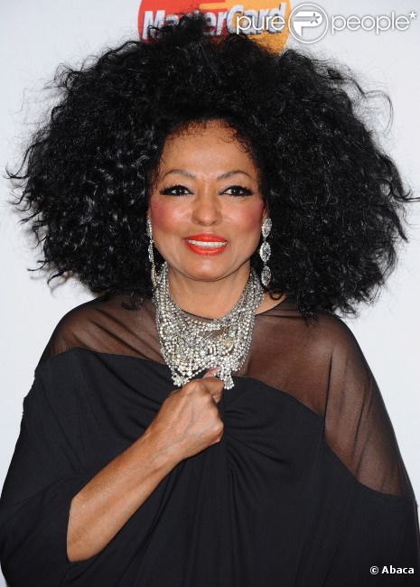 Diana Ross pose sur le tapis rouge, lors de la soirée des Pre-Grammy, le samedi 11 février 2012 à Los Angeles.