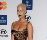 Amber Rose pose sur le tapis rouge, lors de la soirée des Pre-Grammy, le samedi 11 février 2012 à Los Angeles.
