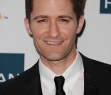 Matthew Morrison pose sur le tapis rouge, lors de la soirée des Pre-Grammy, le samedi 11 février 2012 à Los Angeles.