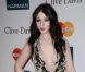 Michelle Trachtenberg pose sur le tapis rouge, lors de la soirée des Pre-Grammy, le samedi 11 février 2012 à Los Angeles.