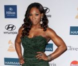 Serena Williams pose sur le tapis rouge, lors de la soirée des Pre-Grammy, le samedi 11 février 2012 à Los Angeles.