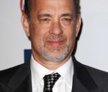 Tom Hanks pose sur le tapis rouge, lors de la soirée des Pre-Grammy, le samedi 11 février 2012 à Los Angeles.