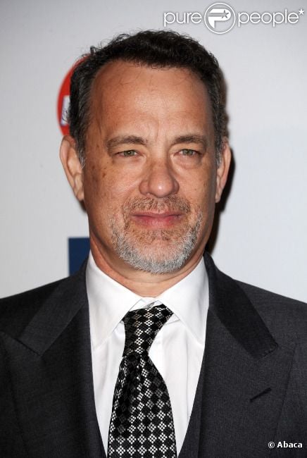 Tom Hanks pose sur le tapis rouge, lors de la soirée des Pre-Grammy, le samedi 11 février 2012 à Los Angeles.