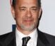 Tom Hanks pose sur le tapis rouge, lors de la soirée des Pre-Grammy, le samedi 11 février 2012 à Los Angeles.