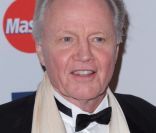  Jon Voight pose sur le tapis rouge, lors de la soirée des Pre-Grammy, le samedi 11 février 2012 à Los Angeles. 