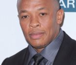 Dr. Dre pose sur le tapis rouge, lors de la soirée des Pre-Grammy, le samedi 11 février 2012 à Los Angeles.
