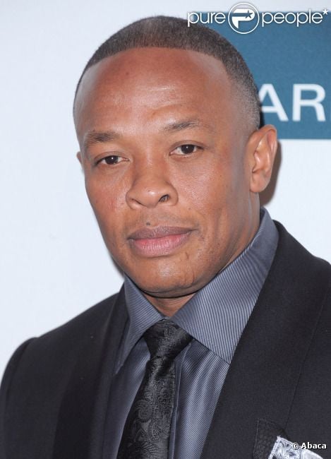 Dr. Dre pose sur le tapis rouge, lors de la soirée des Pre-Grammy, le samedi 11 février 2012 à Los Angeles.