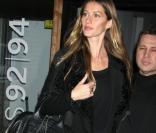 Gisele Bündchen quitte le défilé Alexander Wang à New York, le 11 février 2012.