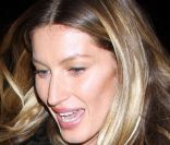 Gisele Bündchen quitte le défilé Alexander Wang à New York, le 11 février 2012.