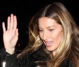 Gisele Bündchen quitte le défilé Alexander Wang à New York, le 11 février 2012.