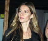 Gisele Bündchen quitte le défilé Alexander Wang à New York, le 11 février 2012.