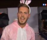 Les Enfoirés 2012 : M. Pokora déguisé en lapin rose, Kad Merad en danseuse