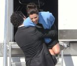 Eva Longoria et Ricardo Chavira : les deux amis semblent passer un grand moment de complicité sur le tournage de la dernière saison de Desperate Housewives à Los Angeles le 13 février 2012<br />