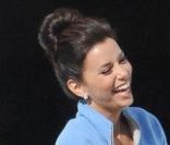 Eva Longoria, sublime et souriante, sur le tournage de la dernière saison de Desperate Housewives. Elle partage un bon moment avec son partennaire Ricardo Chavira à Los Angeles le 13 février 2012<br />