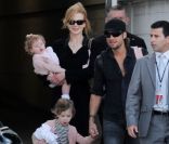 Nicole Kidman, Keith Urban et leurs deux filles Sunday Rose et Faith Margaret débarquent sourires aux lèvres le 14 février 2012 à Sydney