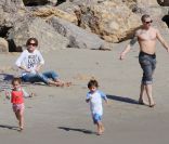 Jennifer Lopez se repose sur une plage en compagnie de ses jumeaux et de son nouveau petit-ami Casper Smart, à Malibu, le 5 février 2012.