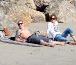 Jennifer Lopez se repose sur une plage en compagnie de se jumeaux et de son nouveau petit-ami Casper Smart, à Malibu, le 5 février 2012.