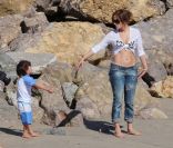 Jennifer Lopez se repose sur une plage en compagnie de se jumeaux et de son nouveau petit-ami Casper Smart, à Malibu, le 5 février 2012.