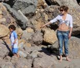 Jennifer Lopez se repose sur une plage en compagnie de se jumeaux et de son nouveau petit-ami Casper Smart, à Malibu, le 5 février 2012.