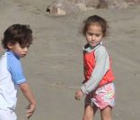 Jennifer Lopez se repose sur une plage en compagnie de se jumeaux et de son nouveau petit-ami Casper Smart, à Malibu, le 5 février 2012.