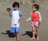 Jennifer Lopez se repose sur une plage en compagnie de se jumeaux et de son nouveau petit-ami Casper Smart, à Malibu, le 5 février 2012.