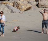Jennifer Lopez se repose sur une plage en compagnie de se jumeaux et de son nouveau petit-ami Casper Smart, à Malibu, le 5 février 2012.