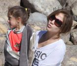 Jennifer Lopez se repose sur une plage en compagnie de se jumeaux et de son nouveau petit-ami Casper Smart, à Malibu, le 5 février 2012.