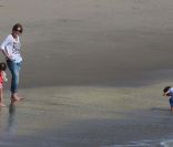 Jennifer Lopez se repose sur une plage en compagnie de se jumeaux et de son nouveau petit-ami Casper Smart, à Malibu, le 5 février 2012.