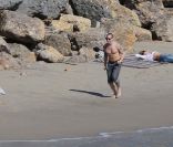 Jennifer Lopez se repose sur une plage en compagnie de se jumeaux et de son nouveau petit-ami Casper Smart, à Malibu, le 5 février 2012.