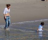 Jennifer Lopez se repose sur une plage en compagnie de se jumeaux et de son nouveau petit-ami Casper Smart, à Malibu, le 5 février 2012.