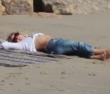 Jennifer Lopez se repose sur une plage en compagnie de se jumeaux et de son nouveau petit-ami Casper Smart, à Malibu, le 5 février 2012.