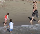 Jennifer Lopez se repose sur une plage en compagnie de se jumeaux et de son nouveau petit-ami Casper Smart, à Malibu, le 5 février 2012.