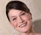 Carla Bruni, souriante, au dîner d\'état en l\'honneur du président Ouattara, à l\'Élysée, le 26 janvier 2012 à Paris