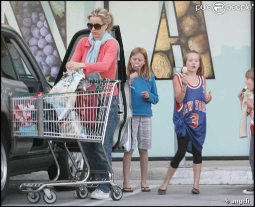 Téa Leoni en famille au supermarché
