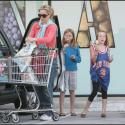 PHOTOS EXCLUSIVES : Tea Leoni, une maman cool au supermarché...