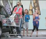 Téa Leoni en famille au supermarché