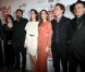 Angelina Jolie pose fièrement avec l'équipe de son film lors de la première de son film Au pays du sang et du miel à Zagreb le 17 février 2012